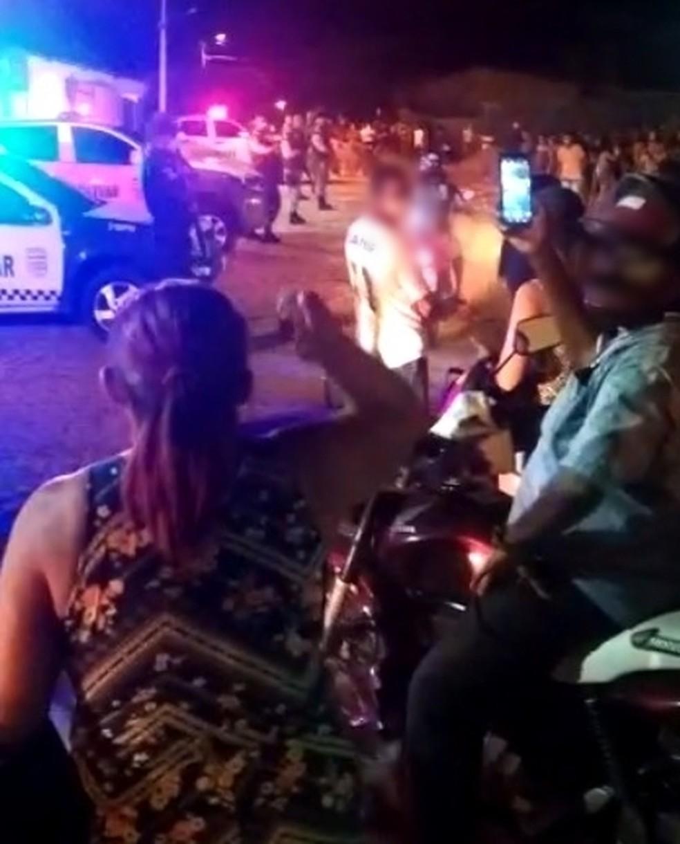 Pessoas jogam pedras e PM reforça segurança de delegacia após prisão de suspeitos de matar menina de 11 anos no RN