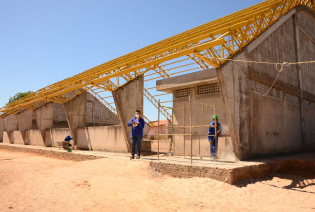 Prefeito Allyson Bezerra e secretário de Infraestrutura visitam obra de quadra de esporte no Paulo Freire