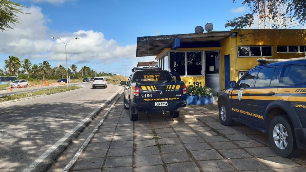 PRF interdita BR-304 para transporte de carga superdimensionada em Natal