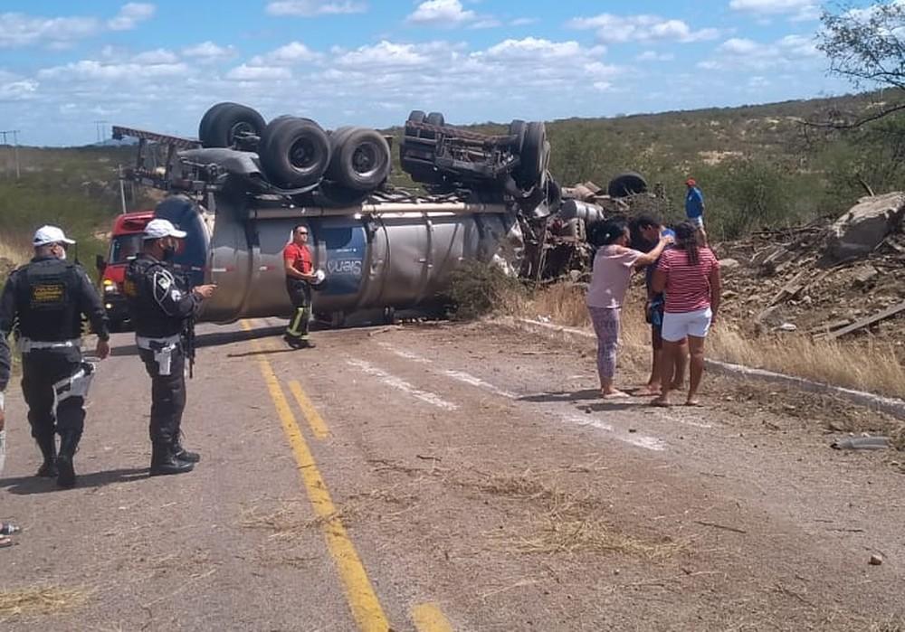 Quatro pessoas morrem e uma fica ferida após carro-pipa capotar sobre caminhonete em rodovia do RN