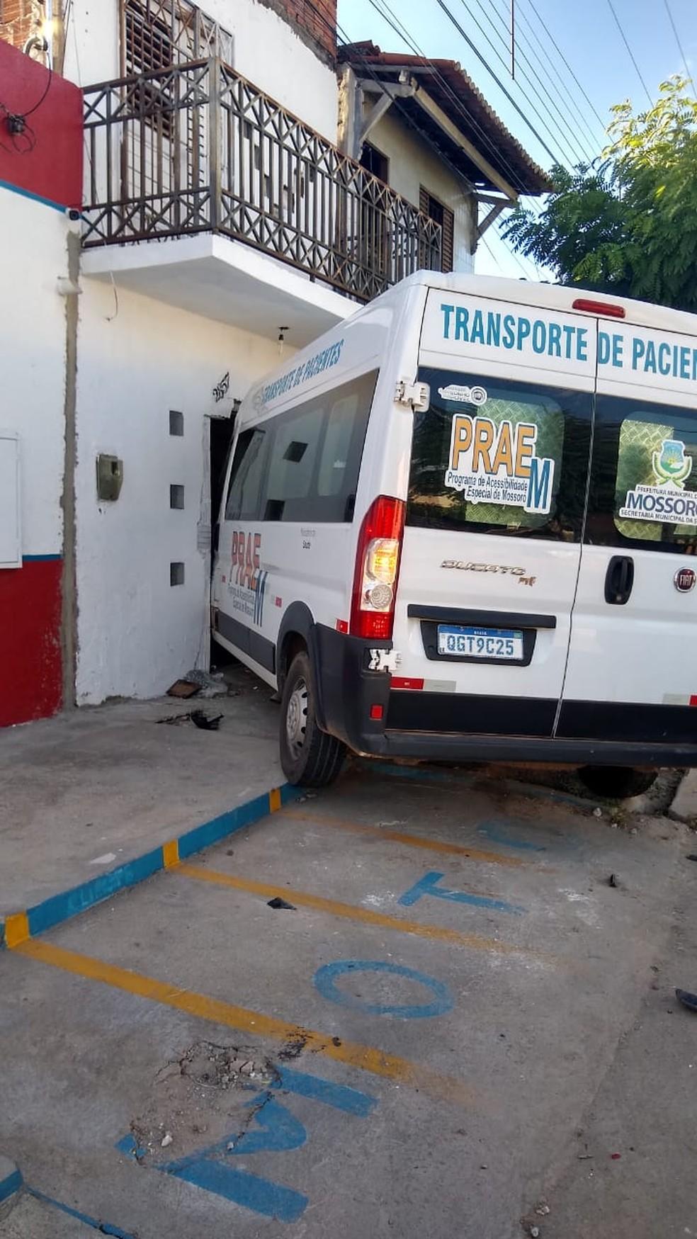 Van carregada de vacinas contra Covid é atingida por carro e derruba parede de casa em Mossoró