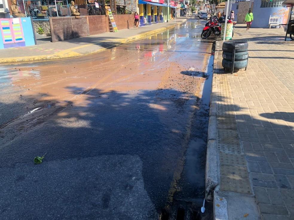 Vazamento de esgoto desce ladeira e suja praia de Ponta Negra em Natal