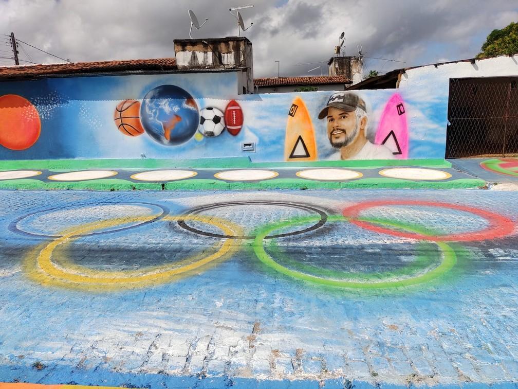 Artista potiguar cria mural em homenagem a Ítalo Ferreira na Grande Natal