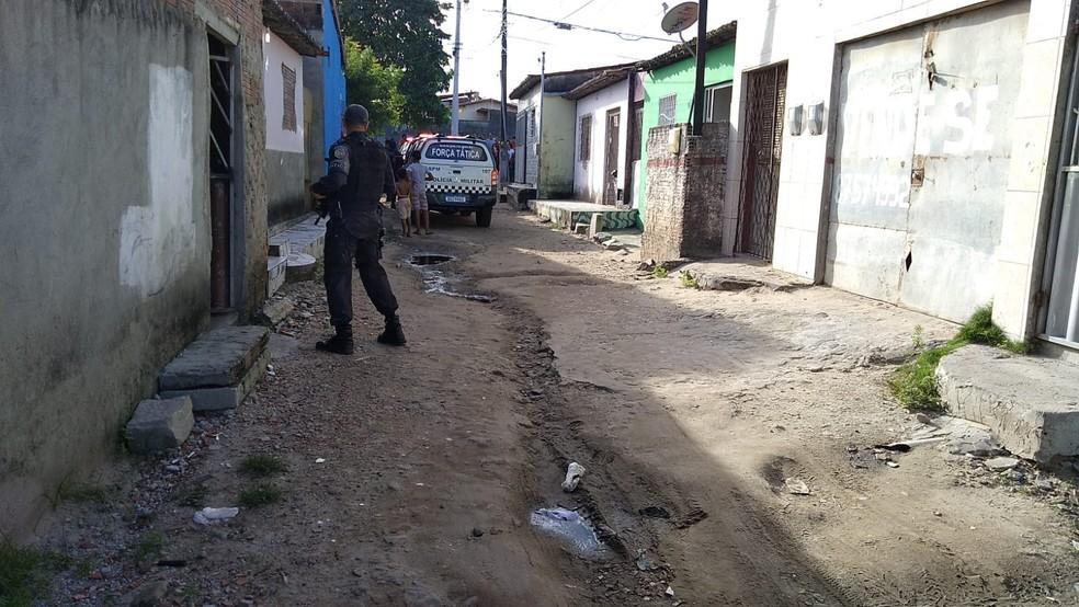 Bandidos invadem casa, fazem reféns e se entregam após negociação com a PM em Natal