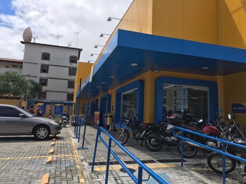 Bandidos rendem funcionários e fazem arrastão em pet shop em Natal