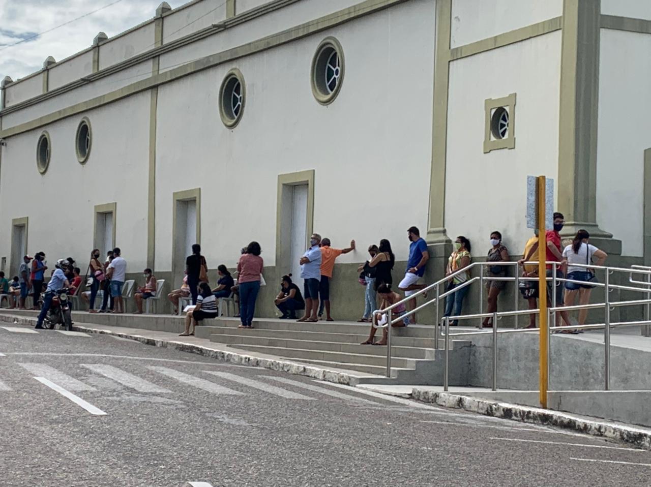 Fila no sol é rotina de aposentados e clientes da agência do banco Bradesco de Apodi