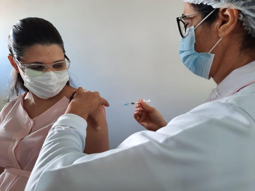 Grávidas que tomaram 1ª dose da AstraZeneca poderão receber 2ª dose da Pfizer no RN, diz Sesap