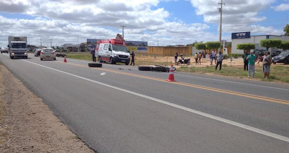 Homem morre após ser atingido por pneus que se soltaram de caminhão na BR-110 em Mossoró