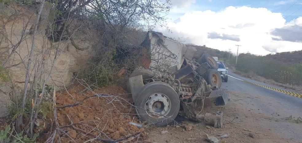 Motorista morre após caminhão capotar em estrada no interior do RN