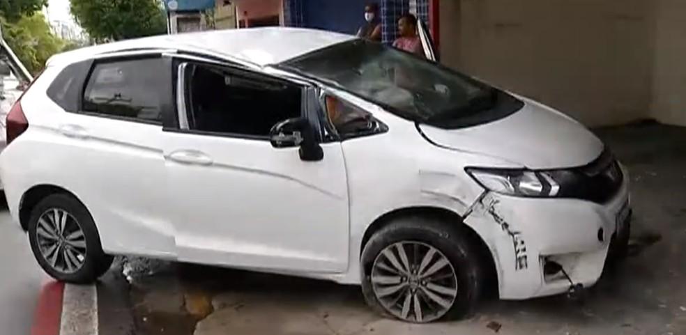 Motorista perde controle e carro capota em avenida na Zona Sul de Natal