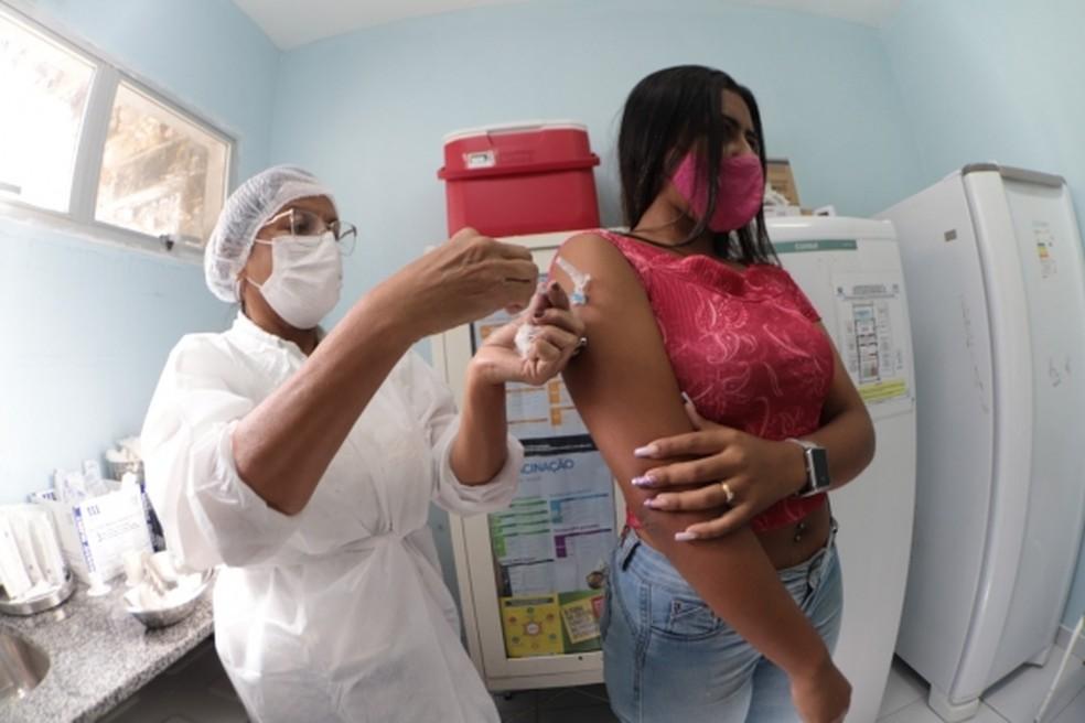 Natal retoma aplicação da 1ª dose e começa a vacinar pessoas de 36 anos nesta sexta-feira (16)