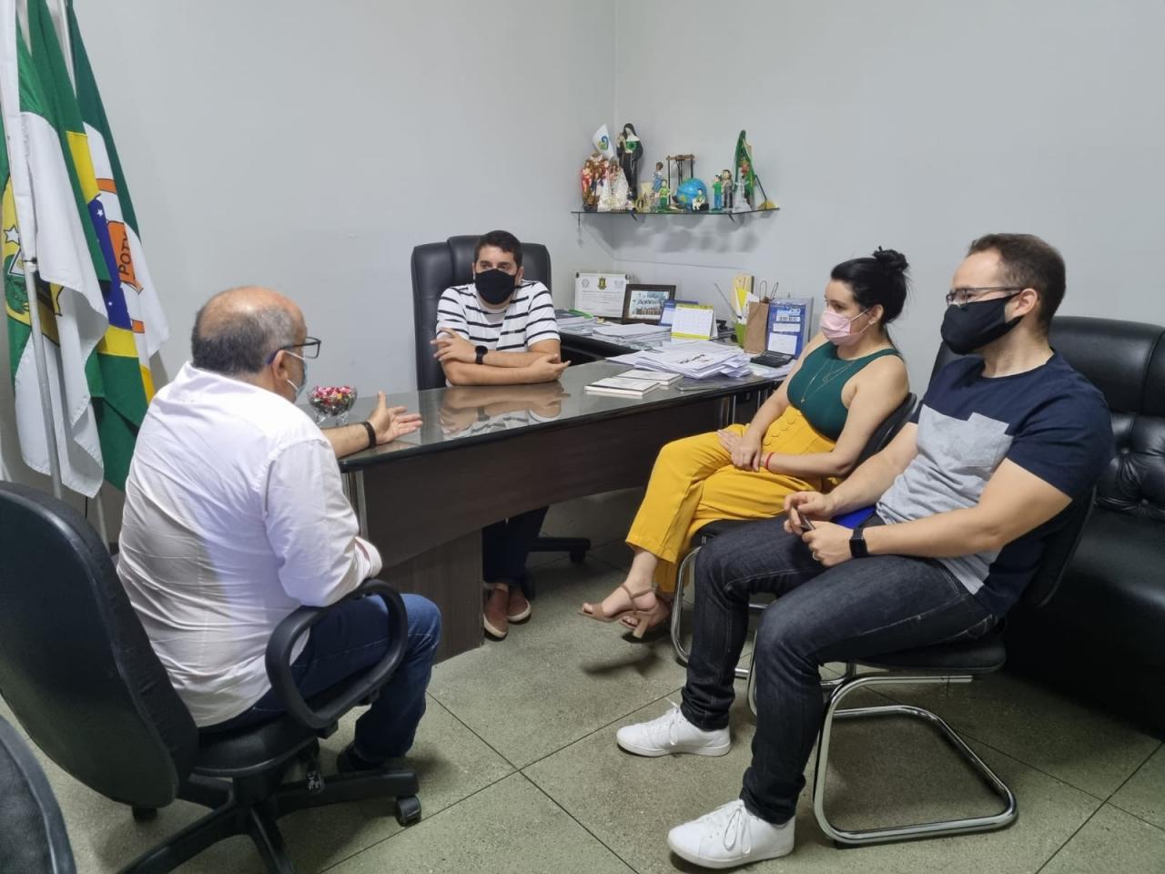 O prefeito de Apodi, Alan Silveira, reuniu-se com Erivan Sales da FUNCERN e diversas outras personalidades nesta Quinta(22)