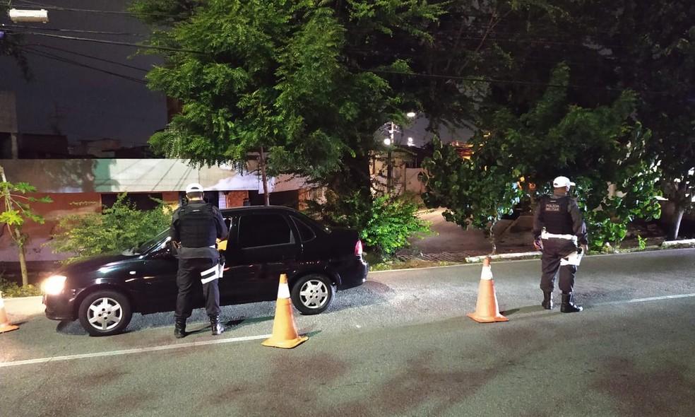 Operação flagra 90 motoristas sob efeito de álcool e prende foragido da Justiça na Zona Norte de Natal