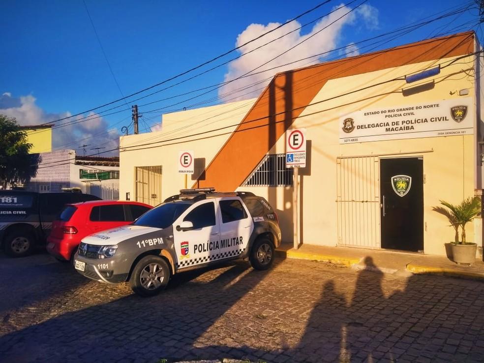 Operação prende homem condenado por matar namorada e procura dois irmãos foragidos por crimes contra mulheres no RN