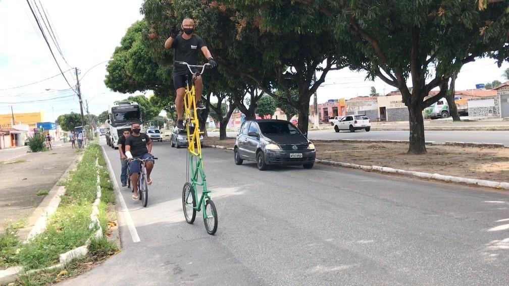 Potiguar cria 'bicicleta girafa' com mais de 2 metros de altura