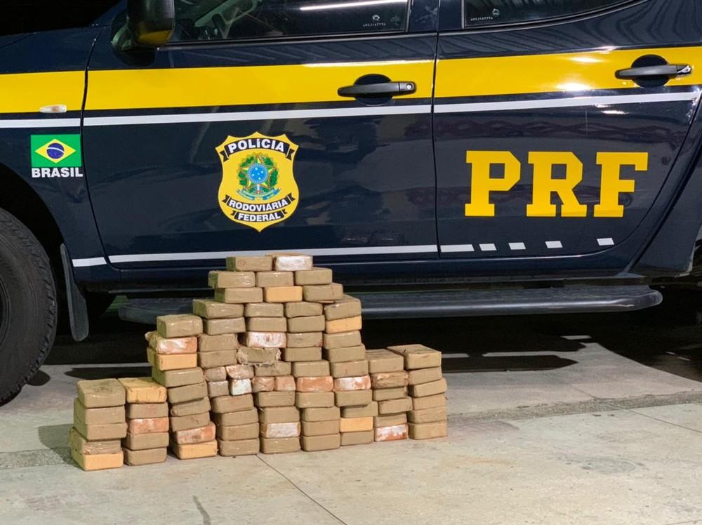 PRF encontra mais de 80 kg de pasta base de cocaína escondidos em carro e prende motorista no RN