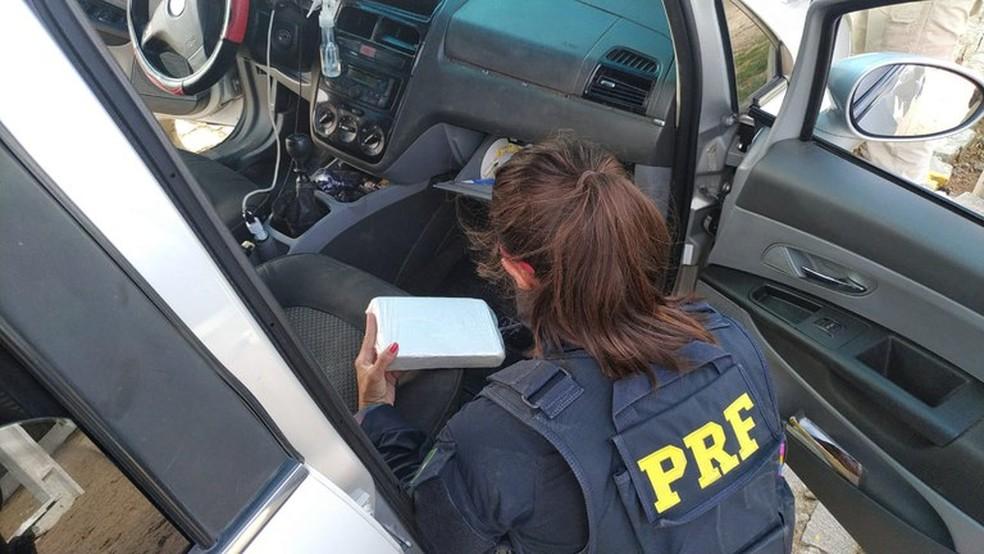 PRF prende casal com 1 quilo de cocaína dentro do carro no interior do RN