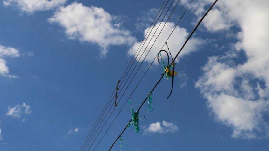 Soltar pipa pode afetar eletricidade; confira dicas da Cosern para evitar transtornos