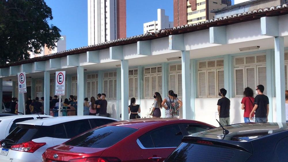 Unidades de saúde registram filas no primeiro dia de cadastro para xepa da vacina em Natal