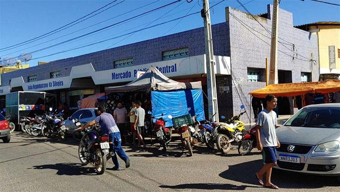 A feira livre e o trânsito caótico nos arredores do Mercado Público de Baraúna-RN
