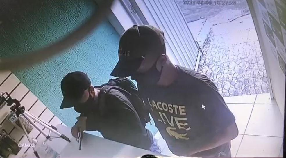 Após assaltar loja de eletrônicos, criminosos queimam carro que usaram para fuga no interior do RN