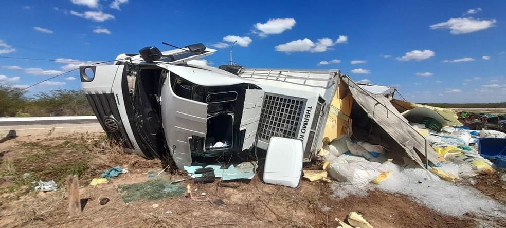 Caminhão carregado de gelo tomba e duas pessoas ficam feridas na RN-401