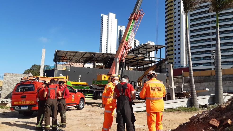 Estrutura de pré-moldados desaba em obra e atinge dois trabalhadores na Zona Sul de Natal