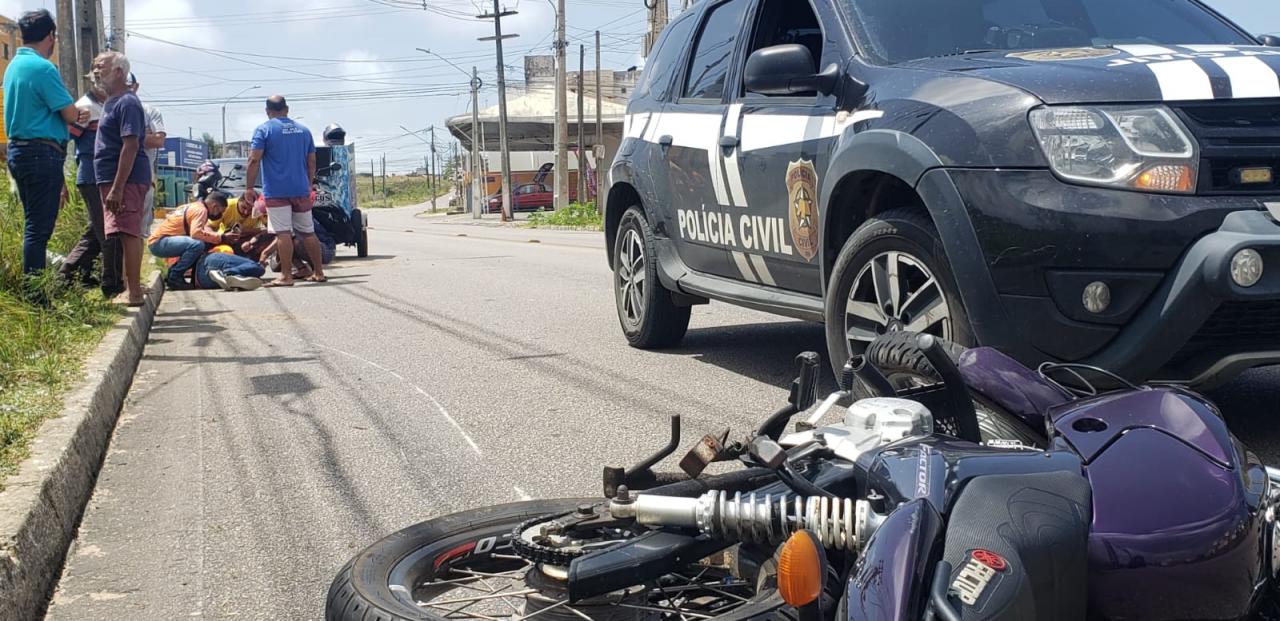 Motociclista perde controle bate em poste e é arremessado na pista na Grande Natal