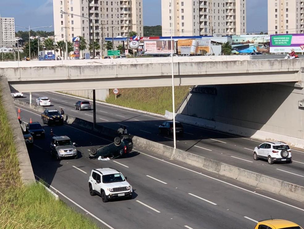 Motorista perde controle do carro e capota na BR-101 em Natal