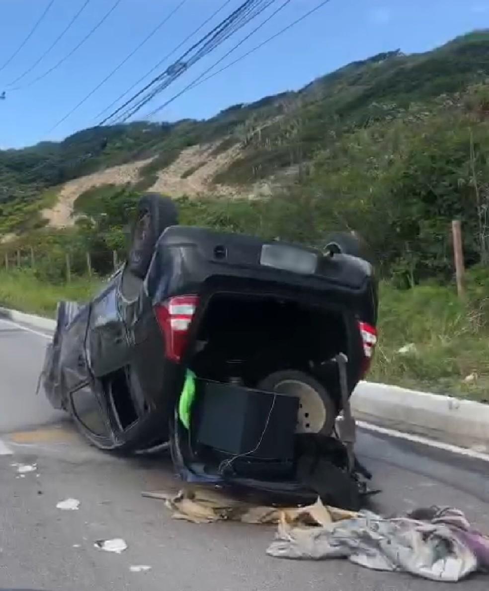 Motorista perde controle e carro capota na Via Costeira em Natal
