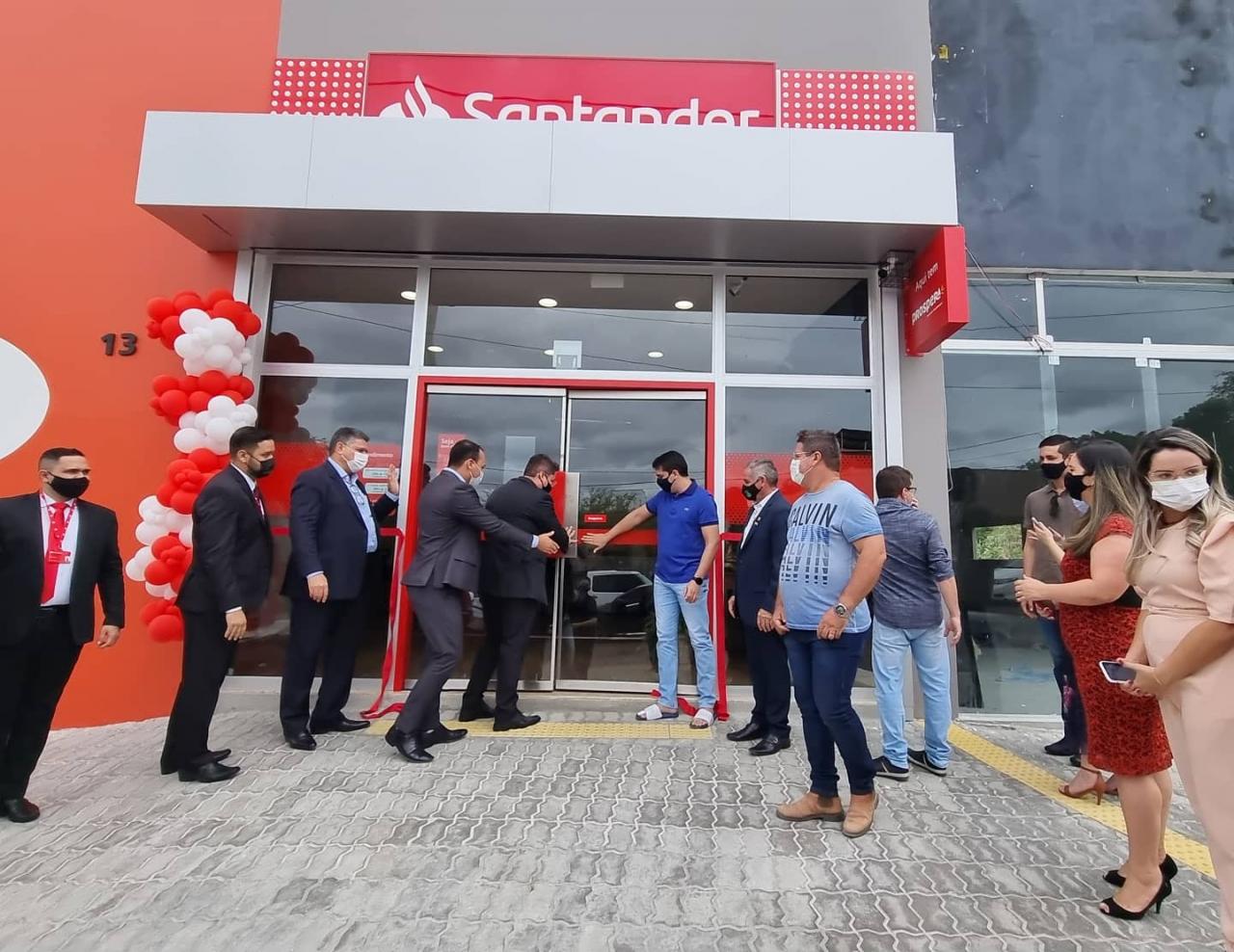 O Prefeito Alan Silveira prestigiou a inauguração da nova sede do Banco Santander em Apodi nesta Segunda(23)