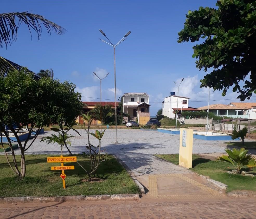 Praça de Sagi em Baía Formosa completa um mês sem energia e moradores protestam na escuridão