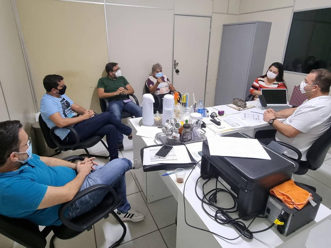 Prefeito de Apodi discute com profissional de saúde acerca da continuidade do cuidado ao paciente pós-covid nesta Segunda(16)