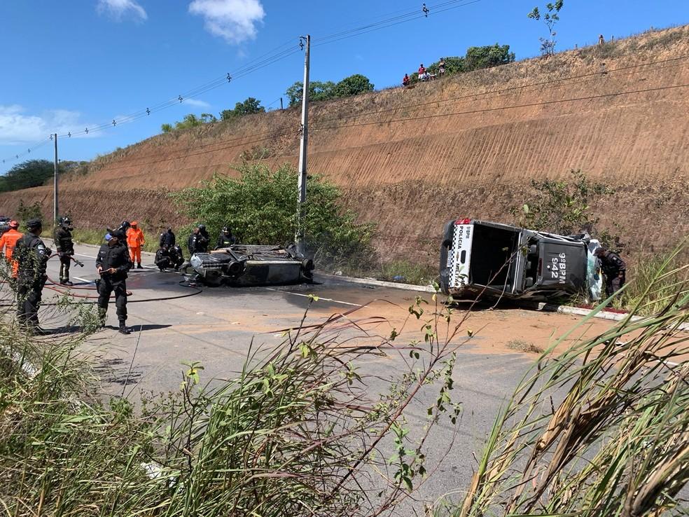 Viatura da PM e carro roubado caem de penhasco durante perseguição em Natal