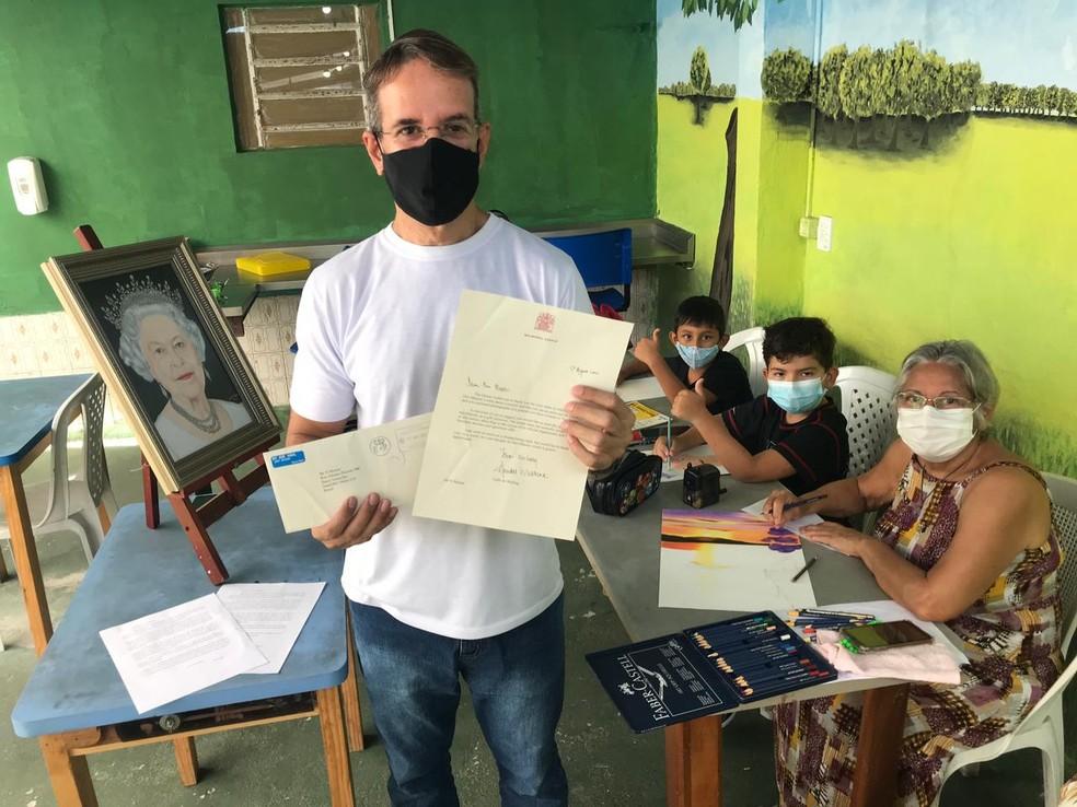 Artista potiguar recebe carta da rainha Elizabeth II após enviar foto de pintura com retrato dela
