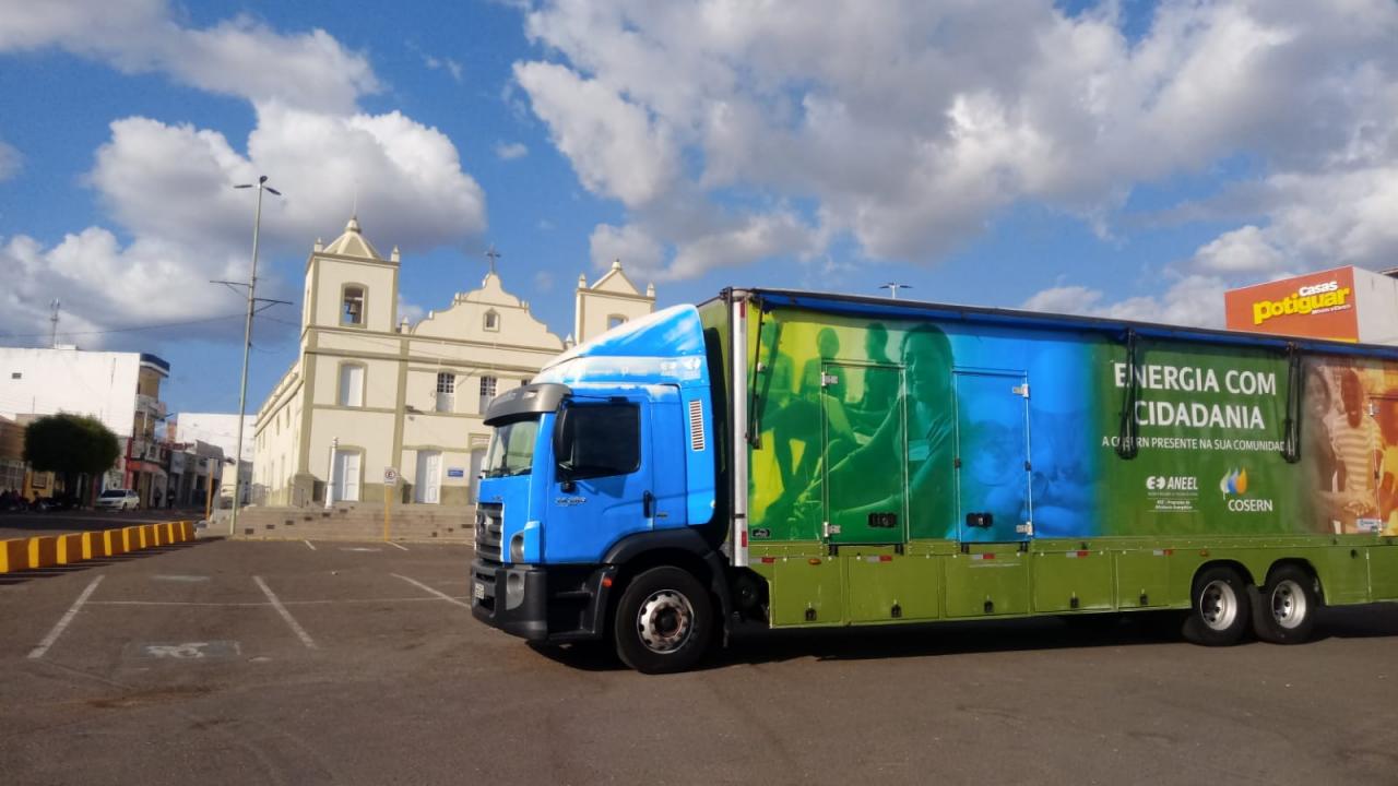 Caminhão do Projeto Energia com Cidadania está trocando lâmpadas antigas por novas de led em Apodi