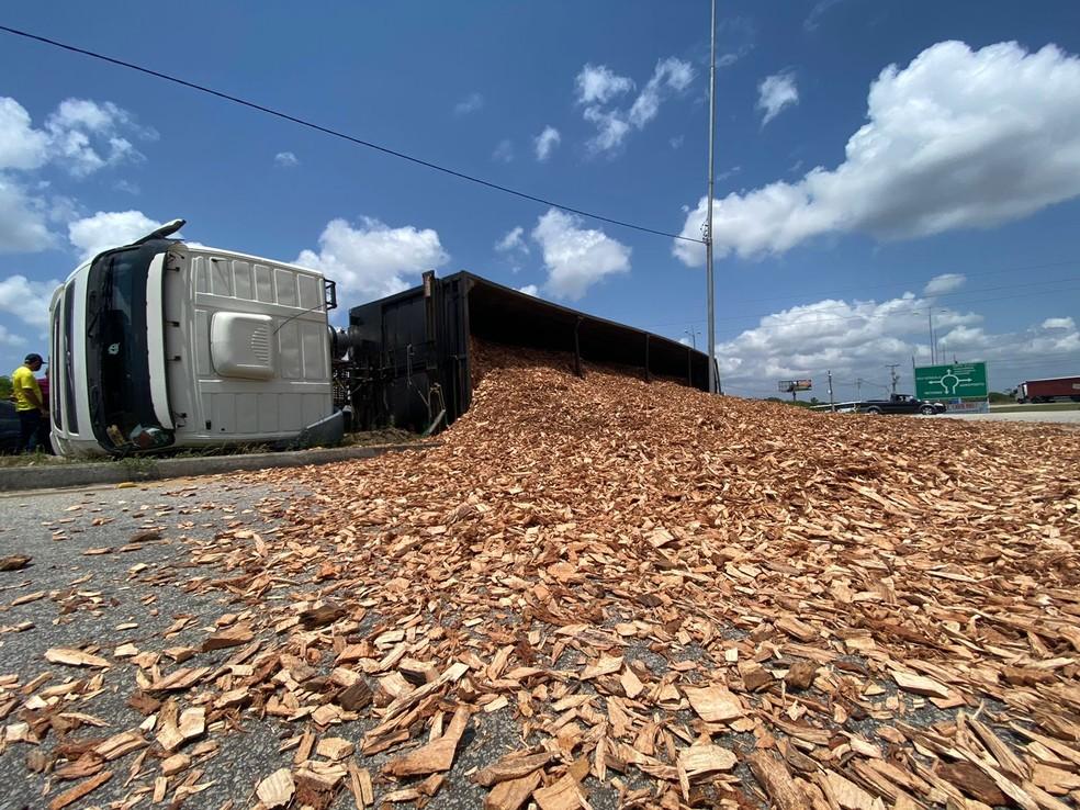 Carreta tomba e pista de acesso ao Aeroporto de Natal fica parcialmente interditada