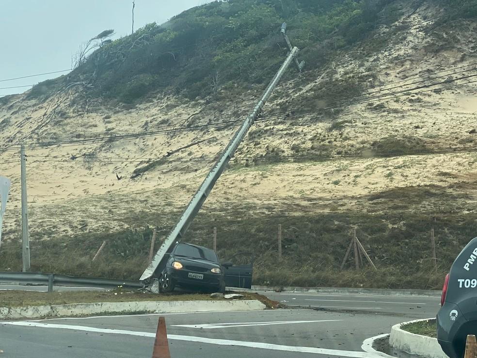 Carro bate em poste e interdita trecho da Via Costeira em Natal