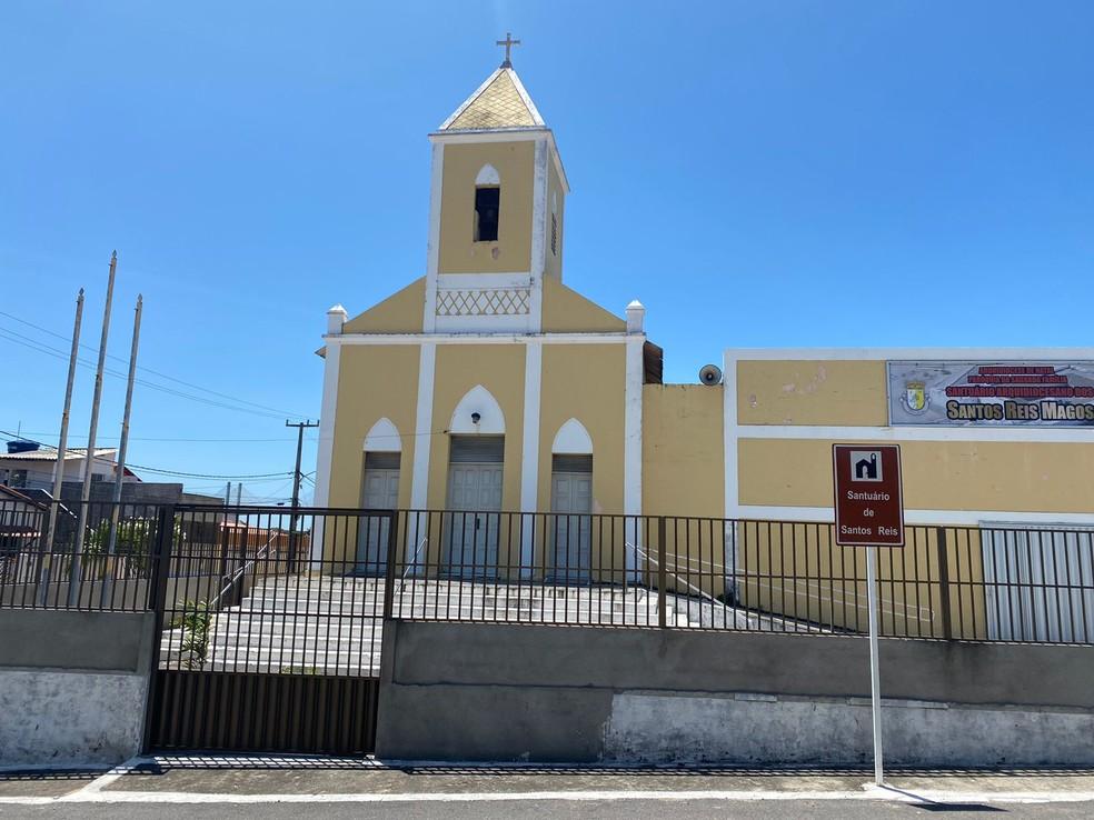 Criminosos trancam padre e a mãe dele dentro de quarto e fazem arrastão em casa paroquial em Natal