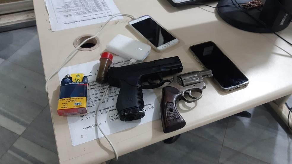 Dois criminosos são presos com revólver e arma falsa após arrastão em Natal
