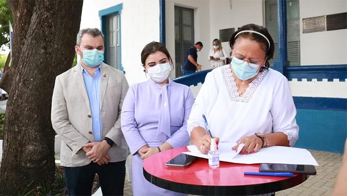 Governadora assina autorização para realização de concurso público da UERN