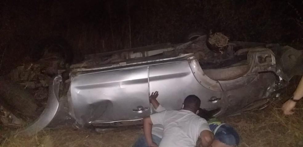 Homem morre e mulher fica gravemente ferida após capotamento de carro na BR-226 no RN