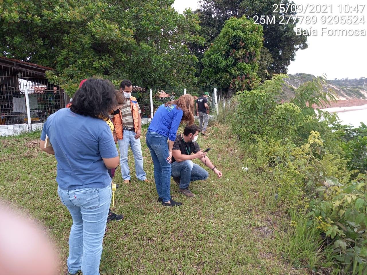 Idema vistoria falésia em Baía Formosa após morador identificar fissura