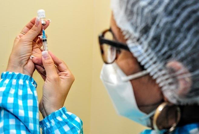 Mossoró recebe quase 8 mil doses e retoma vacinação de 18 anos mais