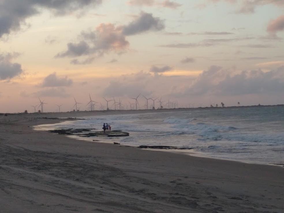 Mulher denuncia invasão de policiais civis a casa onde fazia topless com amigas em São Miguel do Gostoso