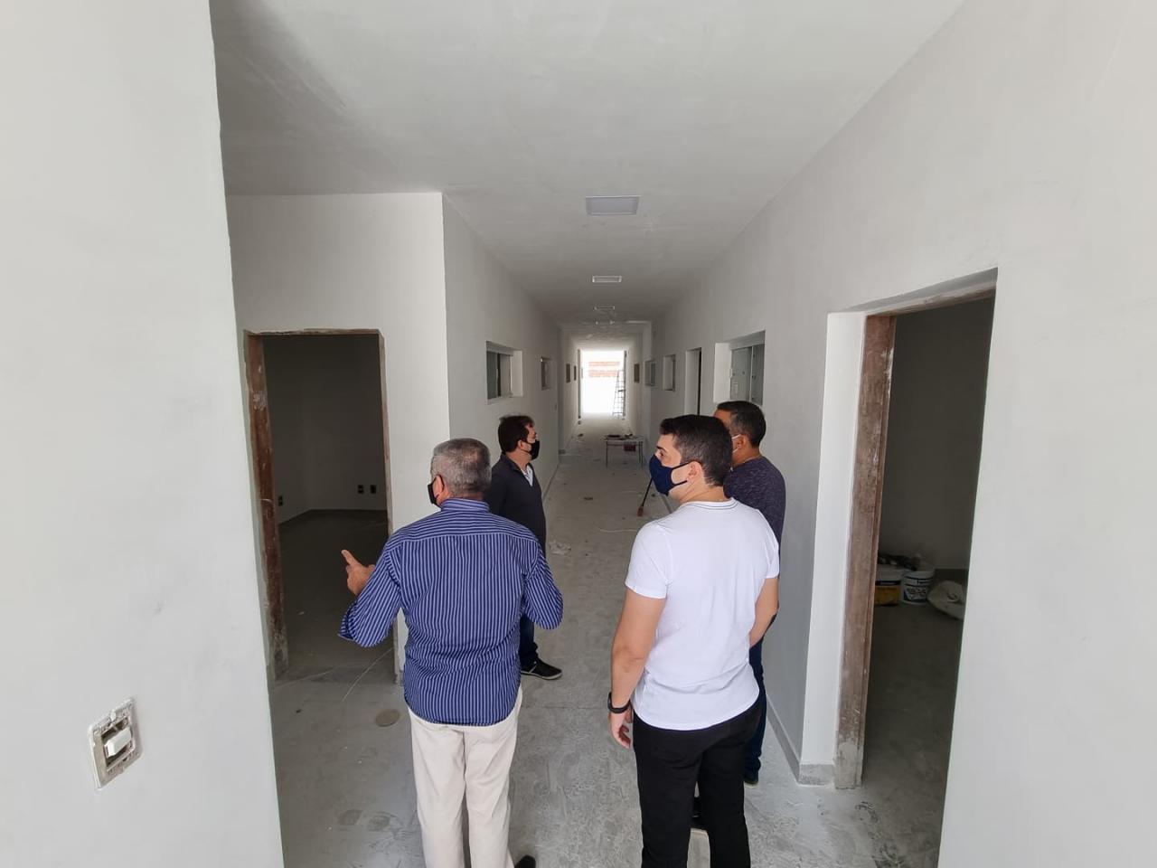 O Prefeito Alan Silveira e vereadores visitaram a obra da segunda etapa da Câmara dos Vereadores nesta Terça(21)