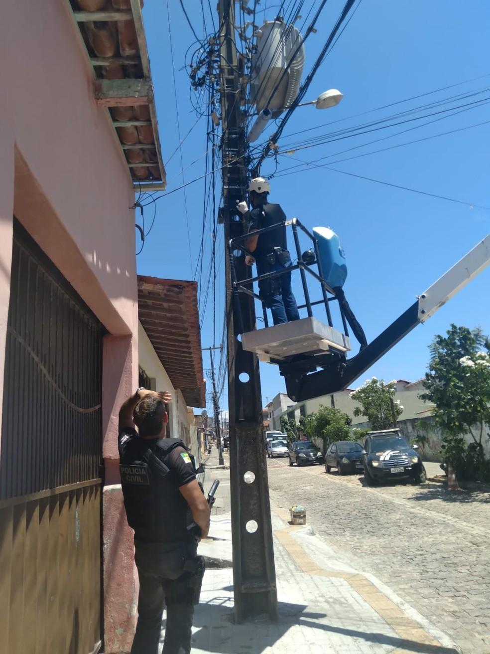 Polícia Civil retira câmeras instaladas por criminosos em comunidade na Zona Leste de Natal