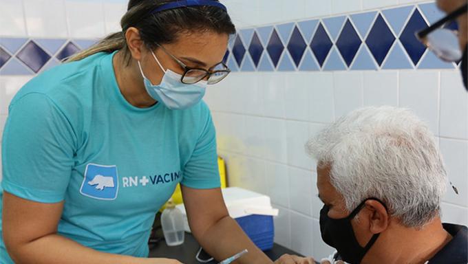 Sesap adia início da aplicação de dose de reforço em idosos no RN