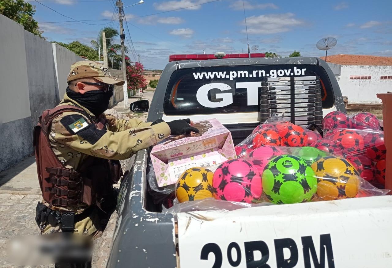 Agentes de segurança distribuiram brinquedos para crianças carentes de Apodi nesta Terça(12)