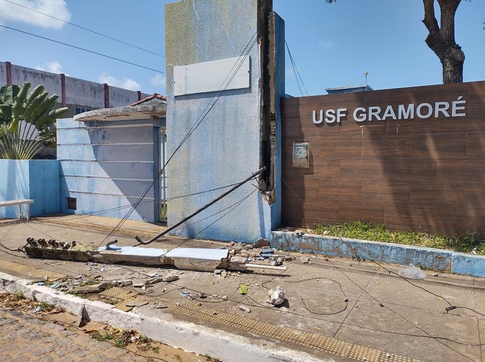 Caminhão puxa fios e derruba poste em unidade de saúde da Zona Norte de Natal